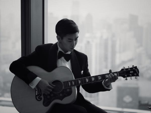 周艺轩优雅亮相中法国际电影节 黑色西装彰显绅士品味