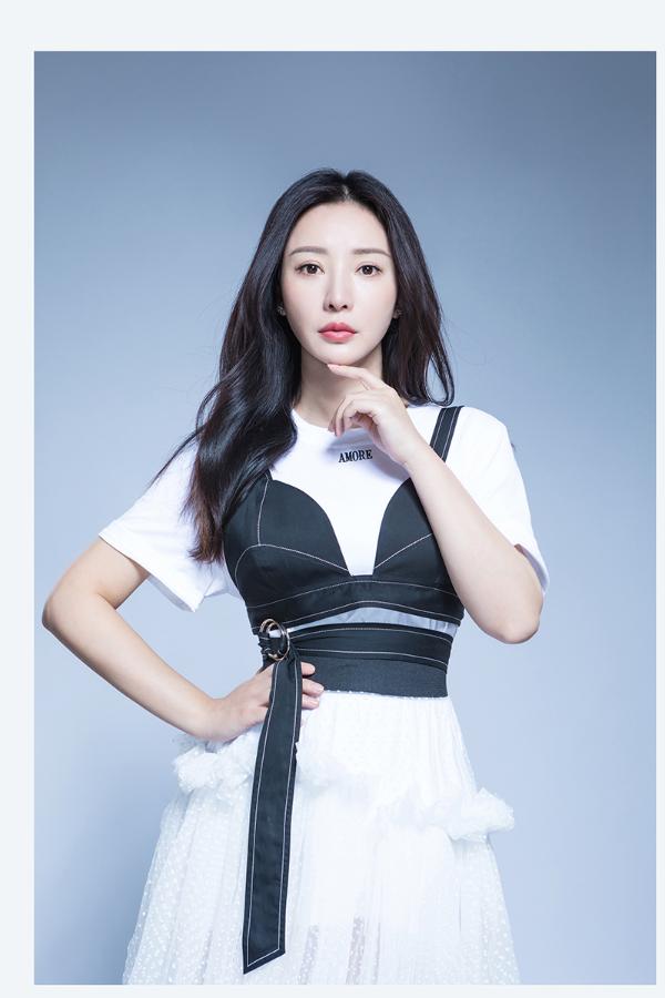 柳岩吊带胸衣外穿黑白简约 获赞“美出新高度”