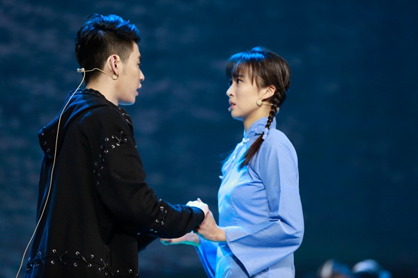 张云雷自带“女友”上《欢乐喜剧人》 两人私下互动亲密