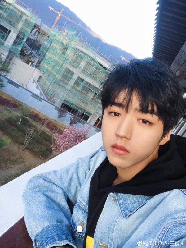 王俊凯新发型被网友疯狂打call 一双水汪汪大眼眸太吸睛