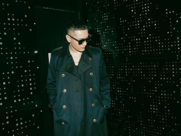 黄晓明超短圆寸亮相巴黎时装周，英伦硬汉风震撼全场