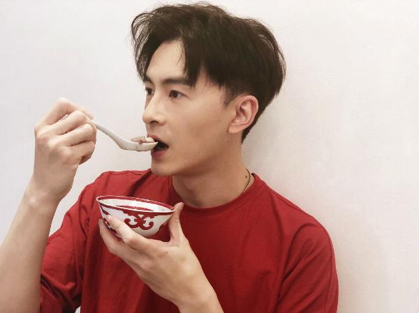 帅气新春红！郑元畅红衣出镜“投喂”元宵