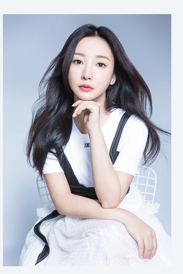 柳岩吊带胸衣外穿黑白简约 获赞“美出新高度”