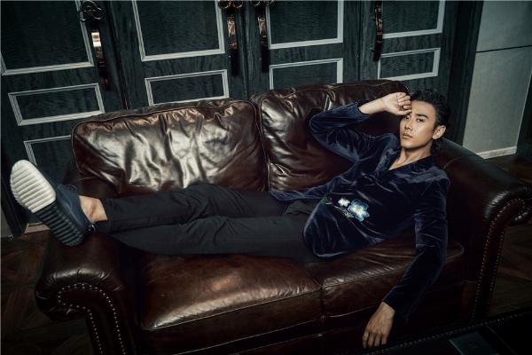 蔡珩曝时尚大片 绅士内敛眼神撩人