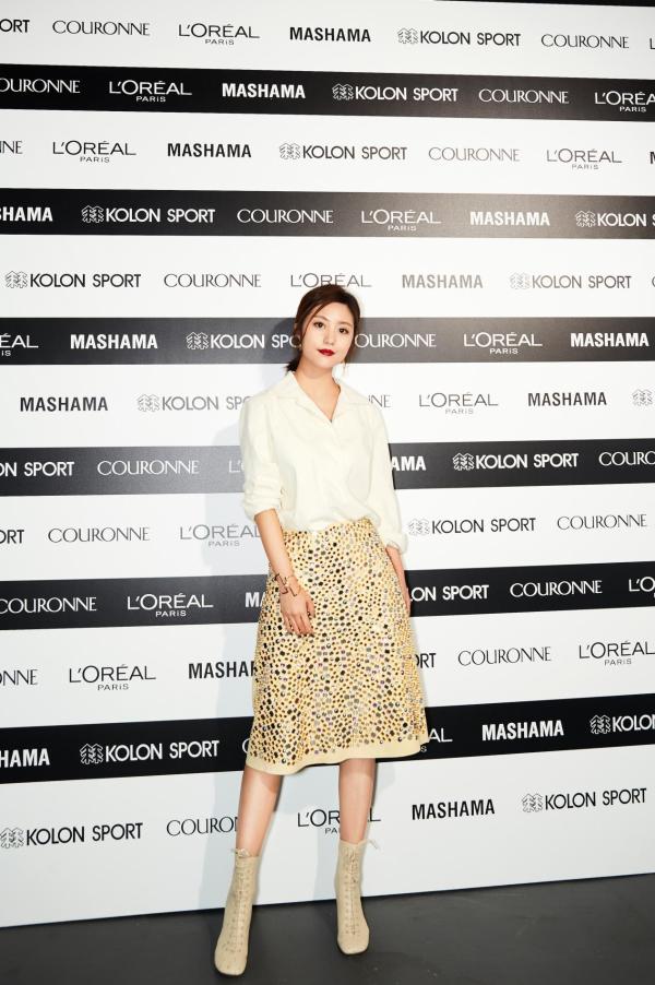 张馨心巴黎时装周看秀 时髦精致成镜头宠儿