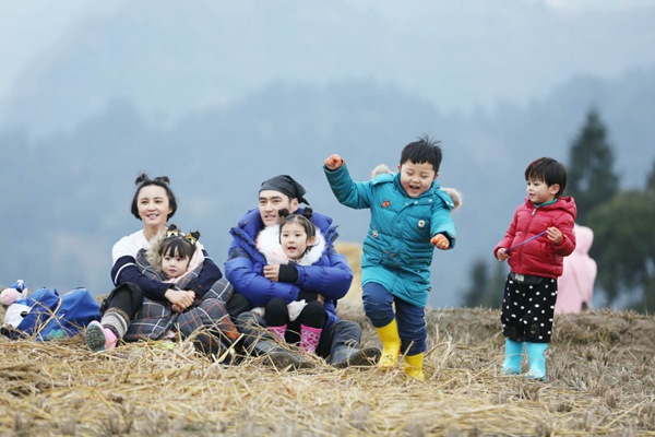 袁弘为抢稻草尽显腿长优势 张歆艺用手套做抹胸