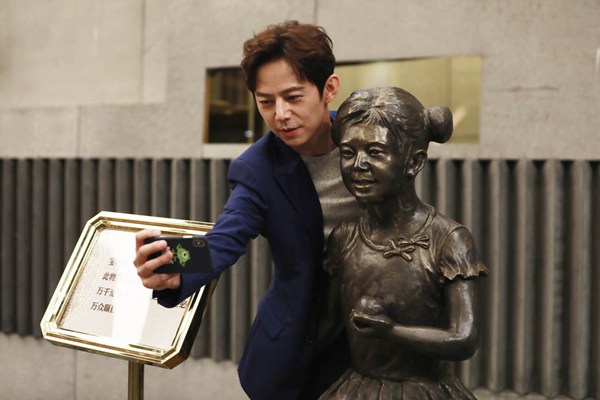 “何炅兄妹”《我是大侦探》世纪同框 吴磊马思纯争相求合影