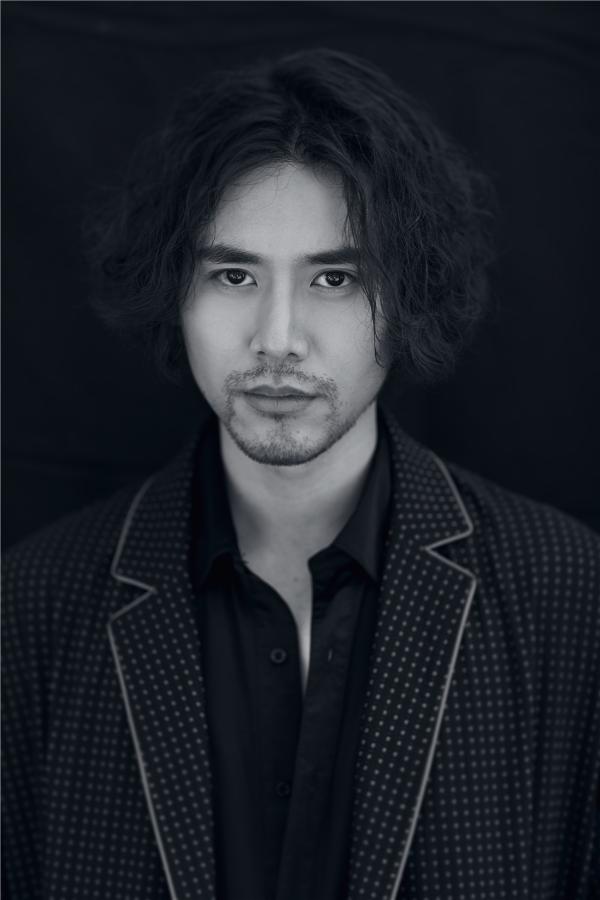 蔡珩曝时尚大片 绅士内敛眼神撩人