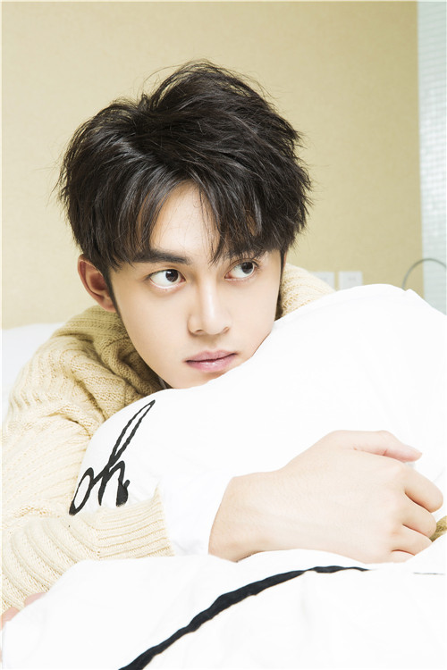 谢彬彬白色情人节曝暖心写真