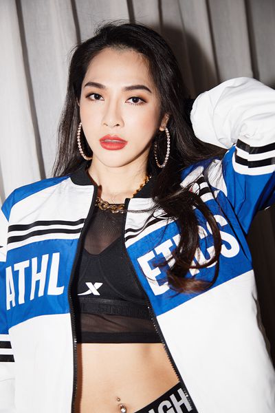 艾菲献唱全民跑步盛典掀高潮 机车复古风外套巧露蛮腰