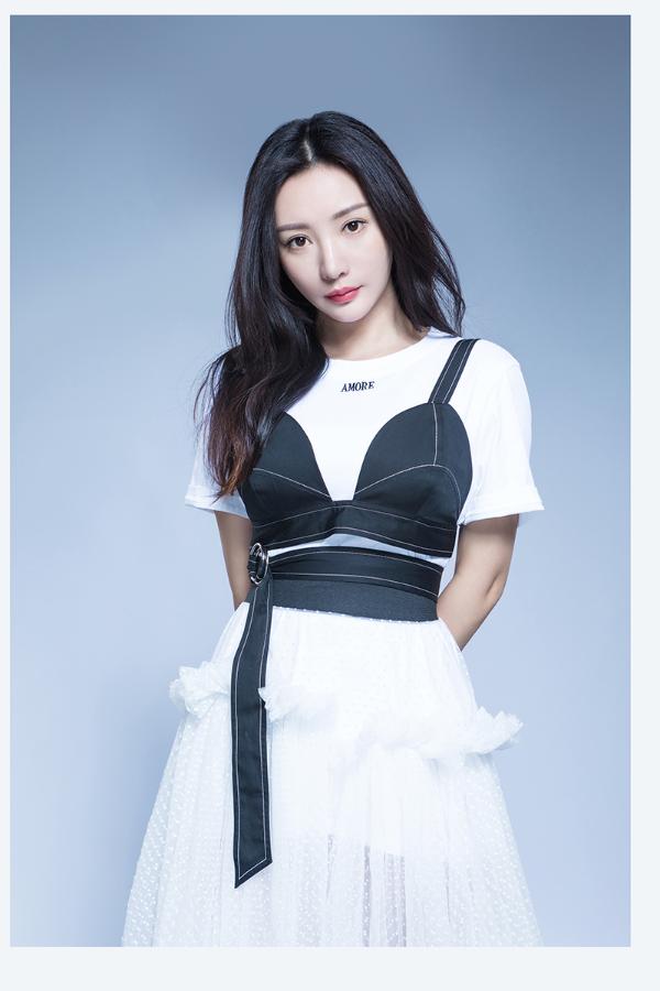 柳岩吊带胸衣外穿黑白简约 获赞“美出新高度”