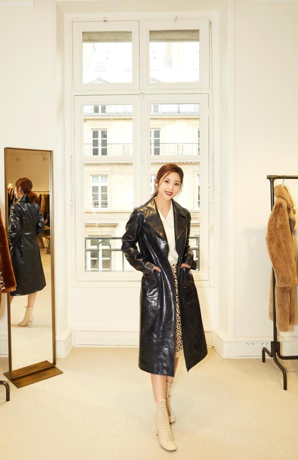 张馨心巴黎时装周看秀 时髦精致成镜头宠儿