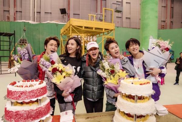 《阳光不是劫匪》曝国内杀青照 李玉马丽宋佳相拥而泣