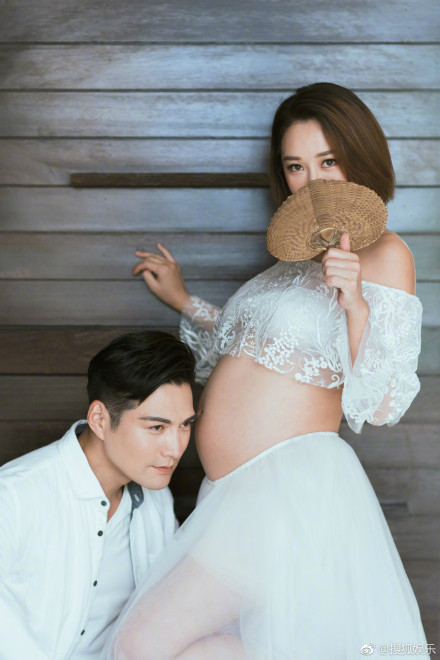 杜若溪孕照曝光 严屹宽深情亲吻妻子孕肚超幸福