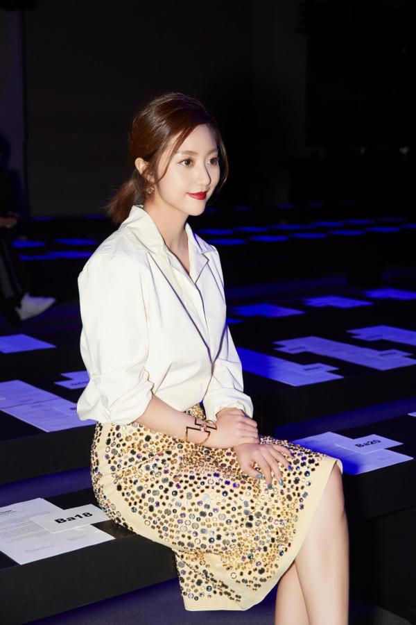 张馨心巴黎时装周看秀 时髦精致成镜头宠儿