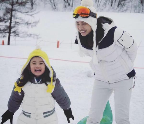 郑希怡晒一家三口旅行照 甜蜜亲子互动温馨又美好