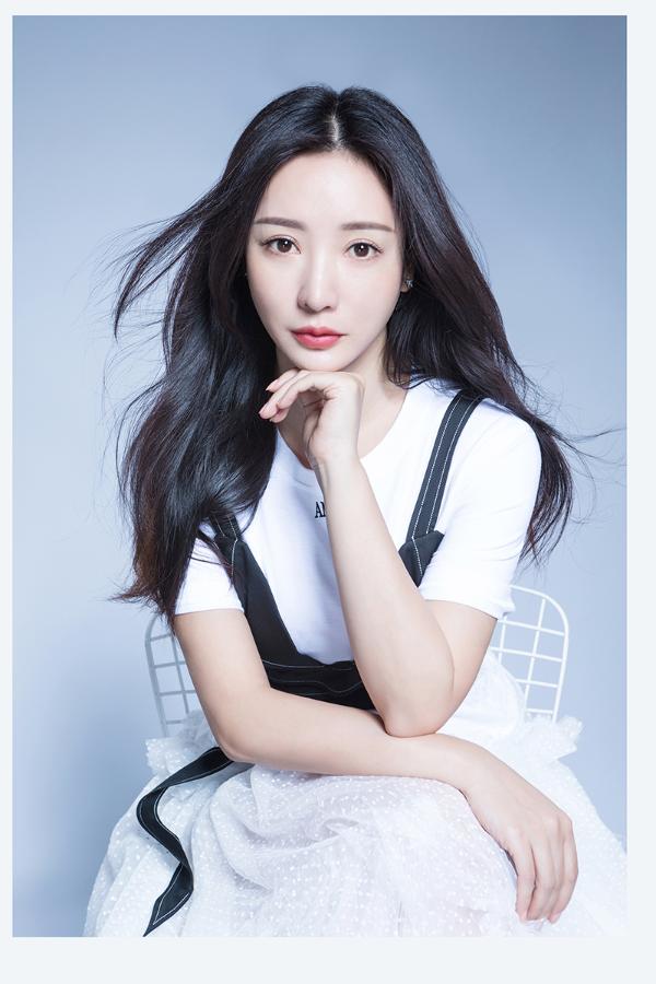 柳岩吊带胸衣外穿黑白简约 获赞“美出新高度”