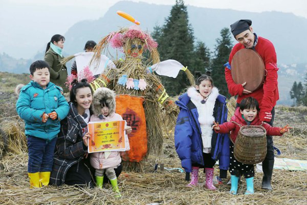 袁弘为抢稻草尽显腿长优势 张歆艺用手套做抹胸