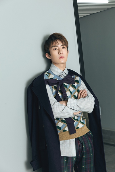 《天坑鹰猎》曝光人物海报 郑好剧中化身王俊凯超级迷弟