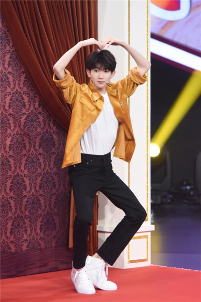 “回旋踢”“翻跟头”？《王牌3》王源“大招”不断引惊呼 刘嘉玲惨遭现场“搜包”惊现