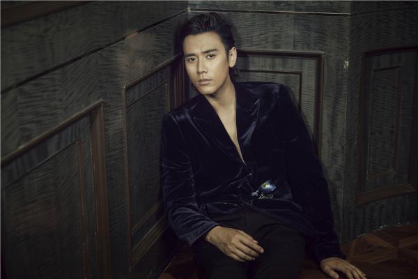 蔡珩曝时尚大片 绅士内敛眼神撩人