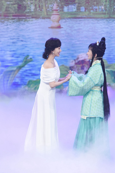 重聚西湖追忆“新白”情缘｜打开这期《王牌对王牌》，就好像回到了26年前的电视机前 穿越时光机，打开任意门，浙江卫视《王牌对王牌》就好像拥有哆啦A梦的神奇