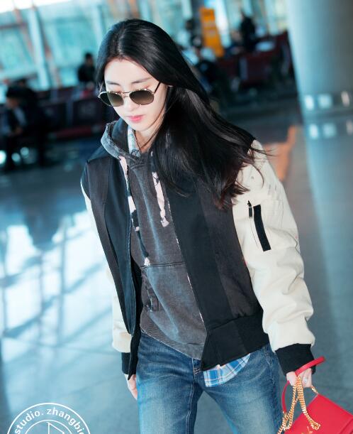 张碧晨休闲风穿搭现身机场 笑容甜美亲切又邻家
