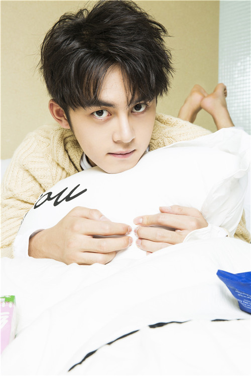 谢彬彬白色情人节曝暖心写真