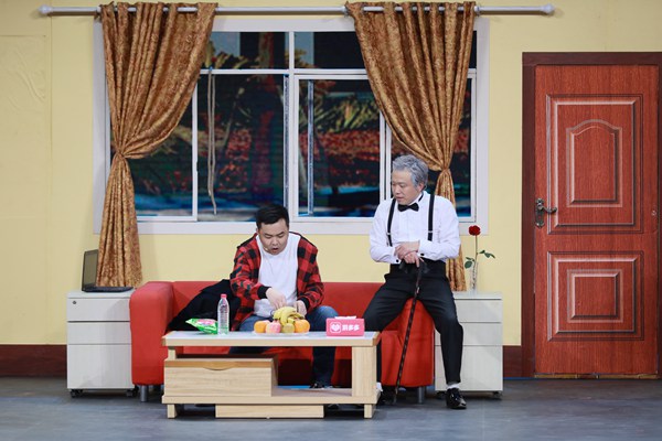 《欢乐喜剧人》“终极魔王”大潘、佳佳来战 张云雷重伤后涅槃