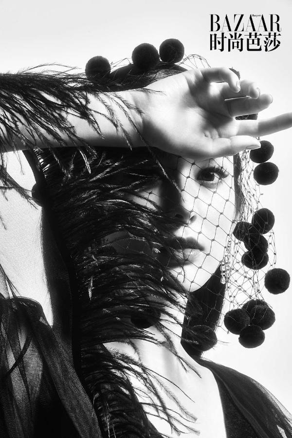 娜扎化身摩登女郎登上《时尚芭莎》封面 复古造型超吸睛