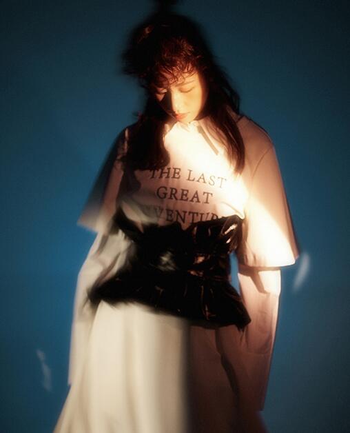 周雨彤概念大片曝光 眉上刘海还原复古“赫本头”