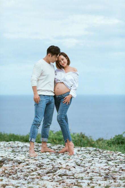 杜若溪孕照曝光 严屹宽深情亲吻妻子孕肚超幸福