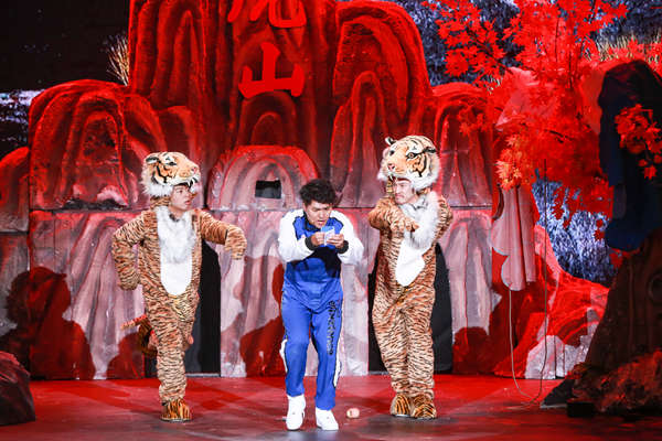 《欢乐喜剧人》迎总决赛上半场 贾冰玩穿越张云雷相声剧首秀