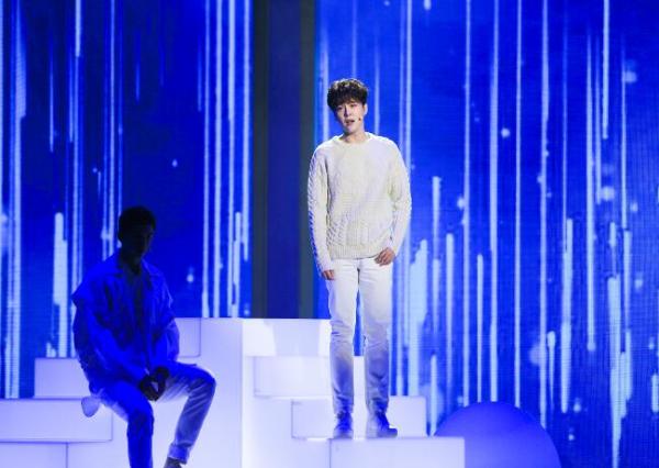 徐海乔唱情歌声音特别苏 观众却被他这个动作逗笑了