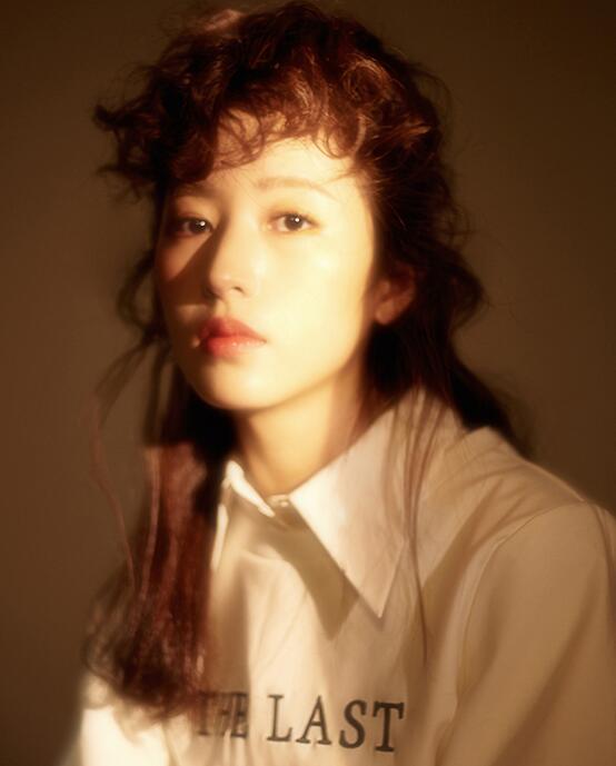 周雨彤概念大片曝光 眉上刘海还原复古“赫本头”