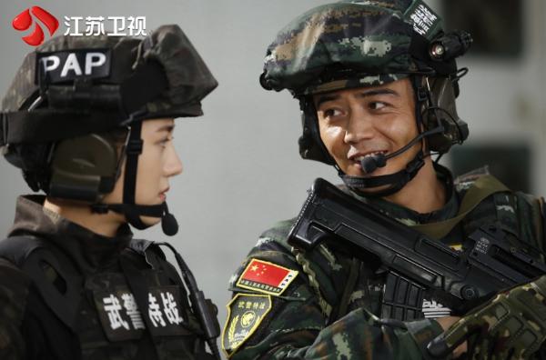 杨烁变身热血刑警 卧底身份被暴露《利刃出击》首播被称剧版《红海行动》