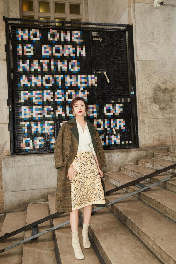 张馨心巴黎时装周看秀 时髦精致成镜头宠儿