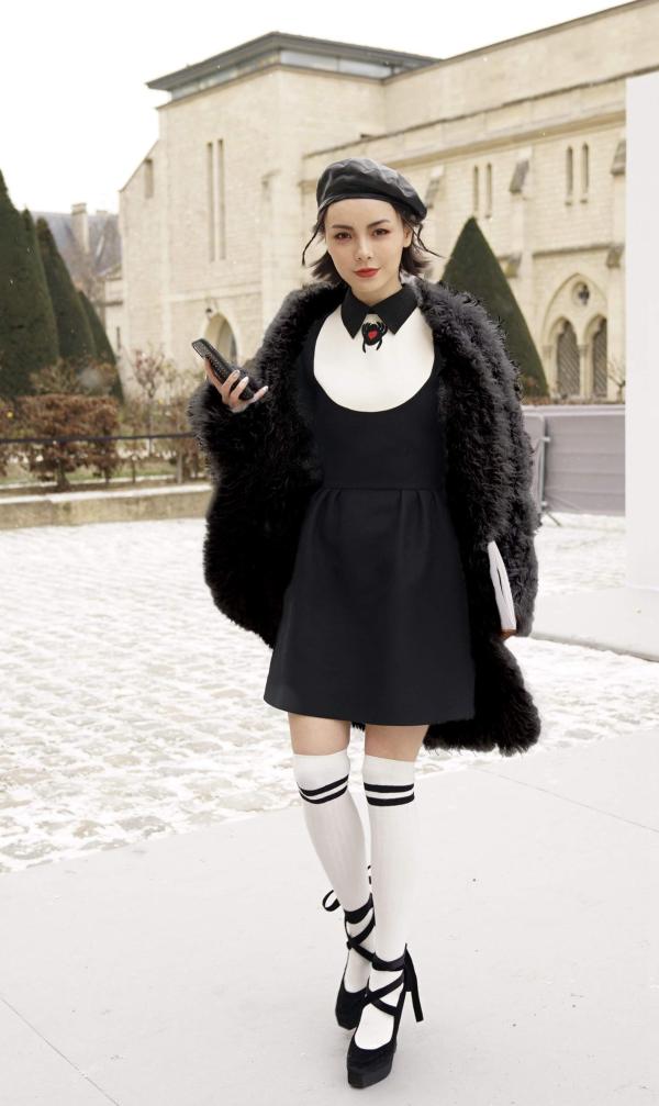 赵宇彤与佐伊·达奇、Angelababy出席巴黎时装周引关注