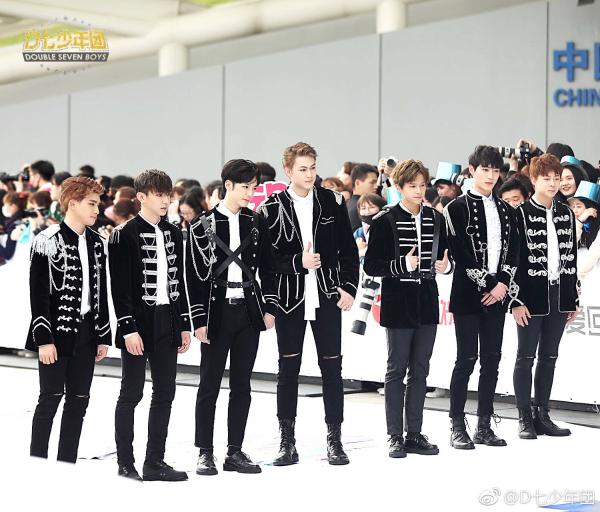 D七少年团东方风云榜首度亮相 唱跳出道EP新歌获赞颜力俱佳
