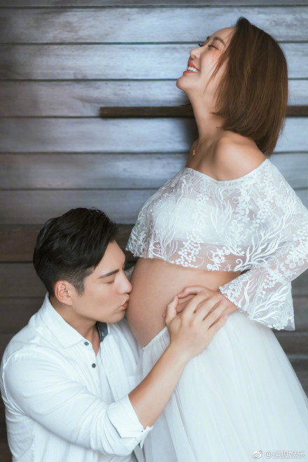 杜若溪孕照曝光 严屹宽深情亲吻妻子孕肚超幸福