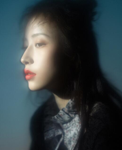 周雨彤概念大片曝光 眉上刘海还原复古“赫本头”