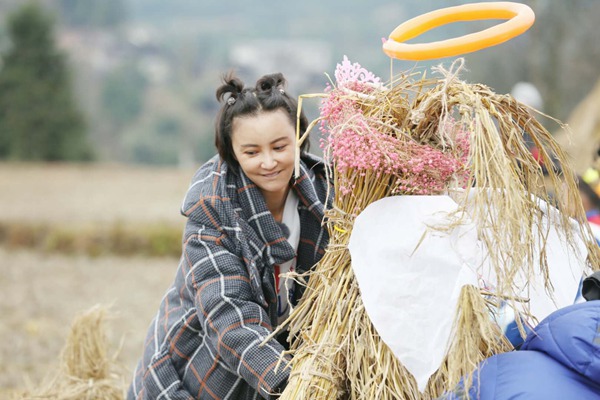 袁弘为抢稻草尽显腿长优势 张歆艺用手套做抹胸