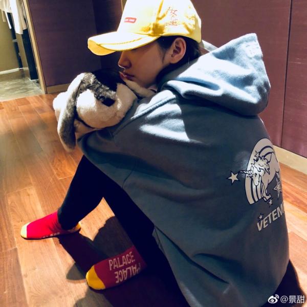 张继科公布恋情与景甜晒牵手照 一个小心机暴露满满宠溺