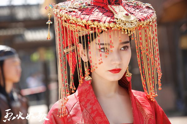 《烈火如歌》高能来袭 周渝民迪丽热巴携手智斗迎敌