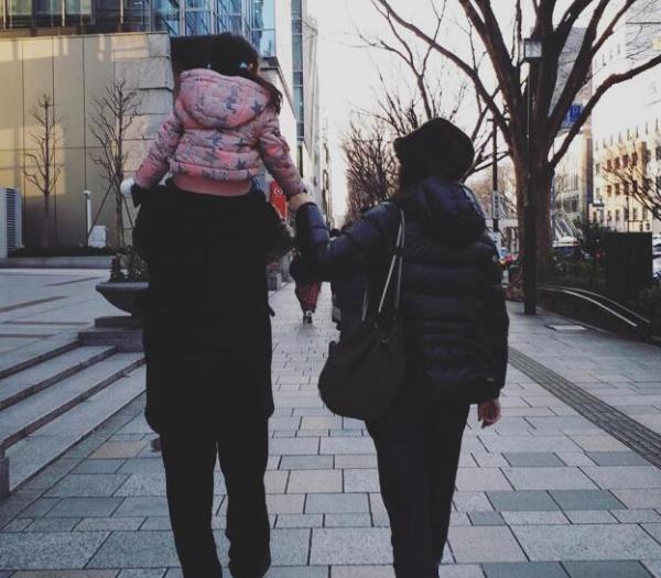 郑希怡晒一家三口旅行照 甜蜜亲子互动温馨又美好