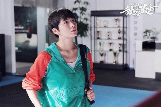 《甜蜜暴击》首发“青春正燃”版预告 鹿晗误入女校与关晓彤玩柱咚