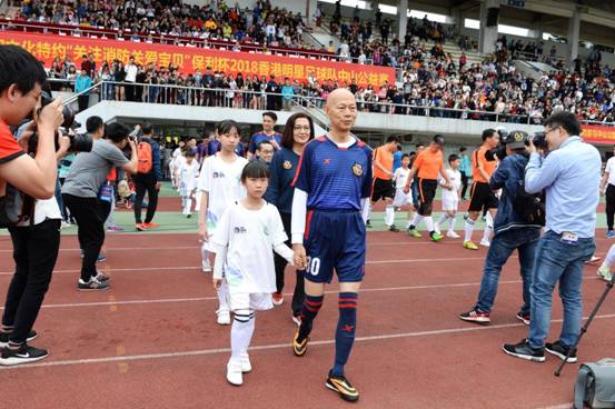 “关注消防 关爱宝贝”香港明星足球队中山公益赛大比分战和