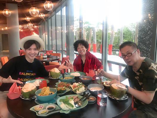 徐海乔带着父母去旅行 兼职摄影技术被称赞