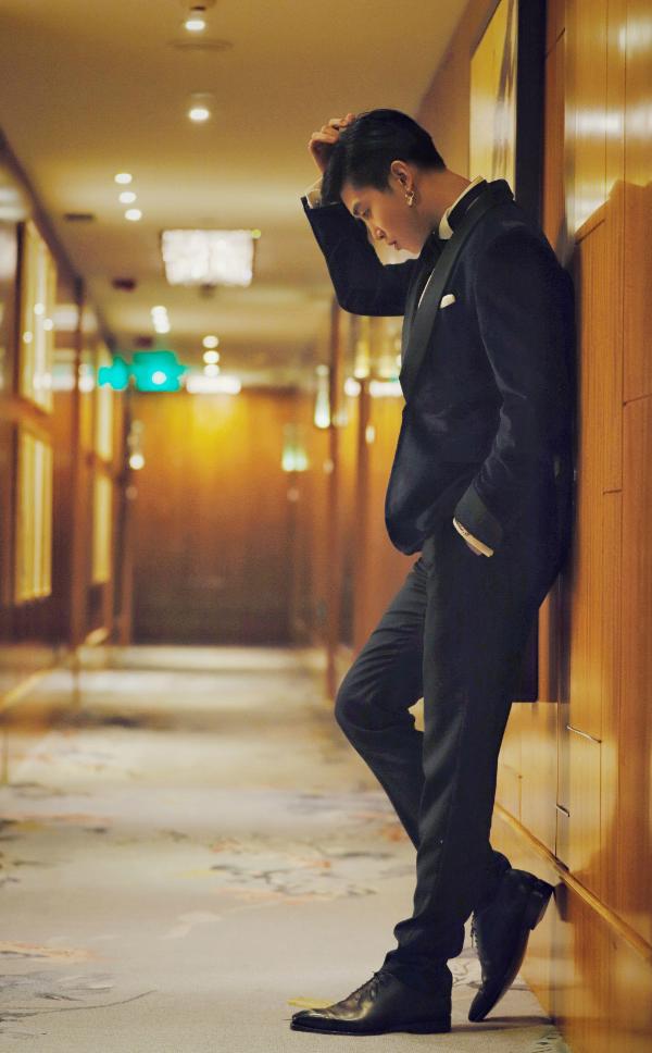 周艺轩优雅亮相中法国际电影节 黑色西装彰显绅士品味