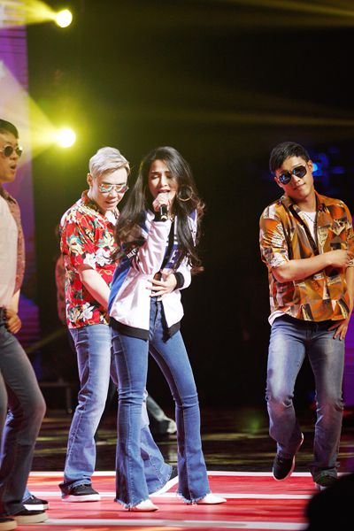 艾菲献唱全民跑步盛典掀高潮 机车复古风外套巧露蛮腰